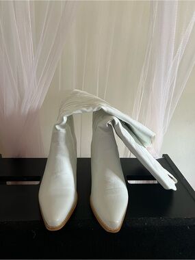 Women's Knee-High Pointed Toe Heeled Boots in White